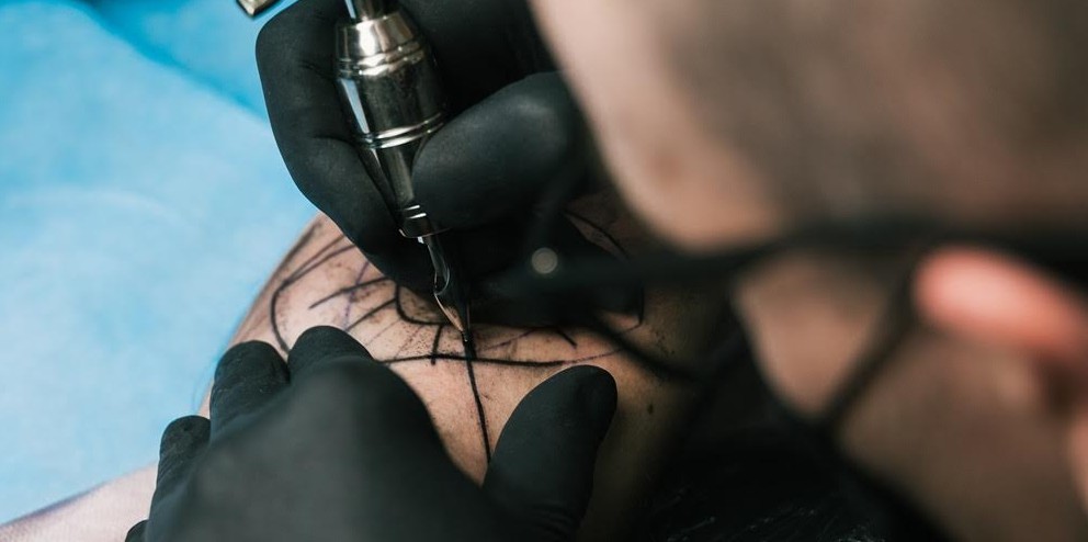 ¿Qué beneficios tiene tatuarse con anestesia para el cliente y para el tatuador?